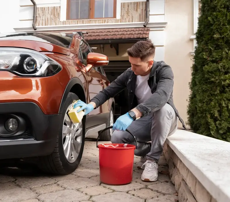 Lavage auto à domicile Ménigoute : professionnel intervenant sur un véhicule